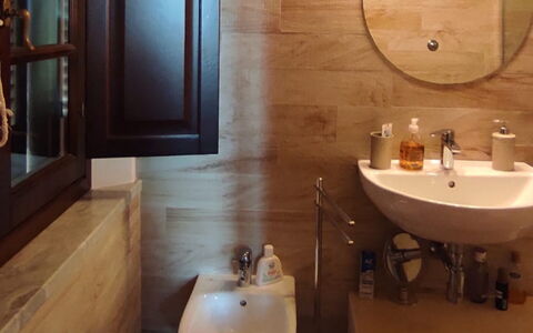 Villa Luce San Miniato: Bagno, Lavandino Del Bagno, Idraulico Fixture, Lavello, Pavimentazione, Parete, Pavimento, Interior Design, Toilet Seat, Specchio