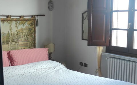 Villa Luce San Miniato: Letto, Camera Da Letto, Bedding, Lenzuolo, Mobilia, Biancheria, Interior Design, Tessile, Pavimento, Telaio Del Letto