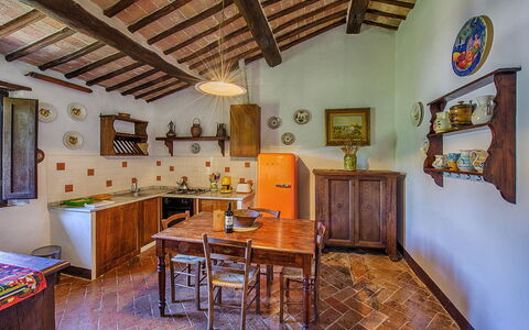 Medieval Castle Living: Vineyards, Swimming Pool &: Mobilia, Casa, Pavimentazione, Casa, Cucina, Camera, Cabinetry, Sedia, Color Legno, Cucina & Sala Da Pranzo Tavolo