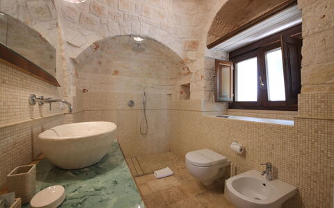 Trulli Retreat, Pool, Locorotondo: Parete, Idraulico Fixture, Pavimentazione, Interior Design, Pavimento, Bagno, Lavello, Illuminazione, Rubinetto, Piastrella