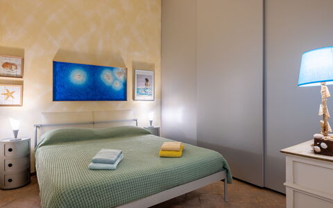 Stella Marina Apartment with Pool, Porto Santo Ste: Mobilia, Letto, Interior Design, Camera Da Letto, Pavimento, Parete, Pavimentazione, Lenzuolo, Bedding, Camera