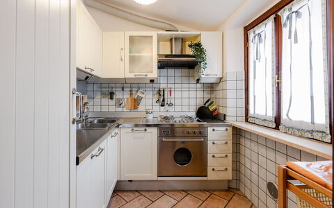Casa Miramonti: Cucina, Elettrodomestico Da Cucina, Controsoffitto, Apparecchio Major, Interior Design, Pavimentazione, Cabinetry, Legna, Lavandino Della Cucina, Pavimento