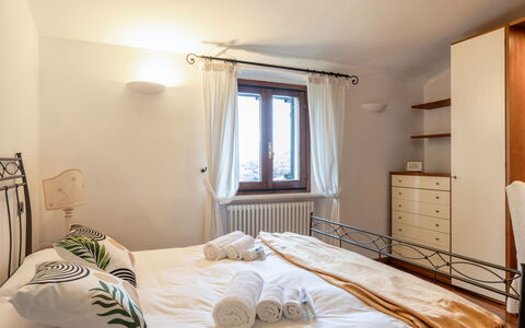 Casa Miramonti: Letto, Mobilia, Camera Da Letto, Interior Design, Bedding, Lenzuolo, Parete, Pavimento, Legna, Pavimentazione