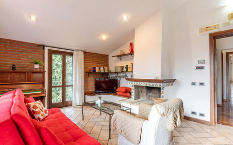 Casa Miramonti: Mobilia, Interior Design, Pavimentazione, Pavimento, Legna, Divano, Soggiorno, Camera, Soffitto, Casa