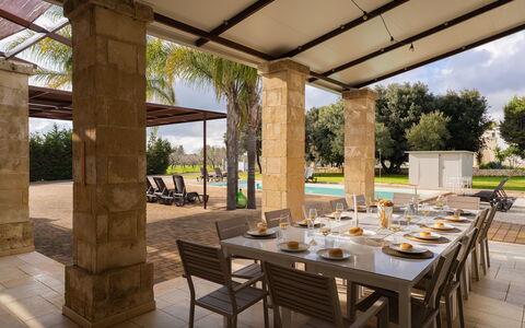 Apulia Retreat: Mobilia, Mobili Da Esterno, Shade, Sedia, Struttura Esterna, Terrazza, Landscaping, Ricorrere, Giardino, Tavolo Esterno