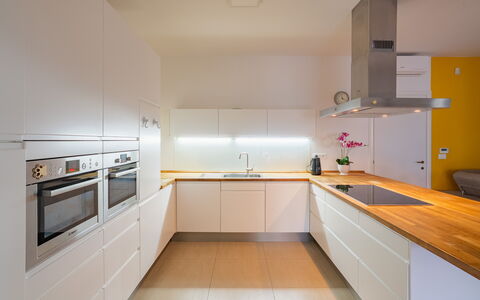 Apulia Retreat: Cucina, Controsoffitto, Elettrodomestico Da Cucina, Interior Design, Pavimentazione, Legna, Cabinetry, Soffitto, Apparecchio Major, Pavimento