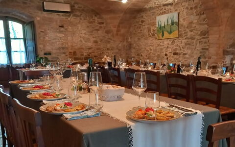 Podere Peteglia: Mobilia, Tavolo, Sedia, Cucina & Sala Da Pranzo Tavolo, Tovaglia, Ristorante, Interior Design, Tavola, Sala Da Pranzo, Soffitto
