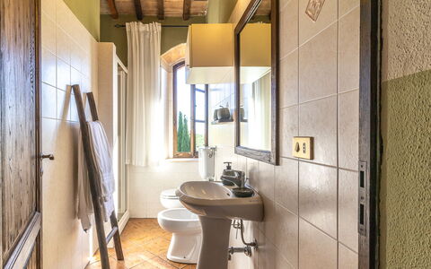 Podere Peteglia: Parete, Pavimentazione, Idraulico Fixture, Interior Design, Pavimento, Bagno, Idraulico, Soffitto, Porta, Rubinetto