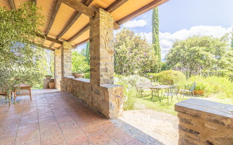 Podere Peteglia: Giardino, Shade, Landscaping, Struttura Esterna, Colonna, Flagstone, Brick, Muro ​​Di Pietra, Color Legno, Backyard