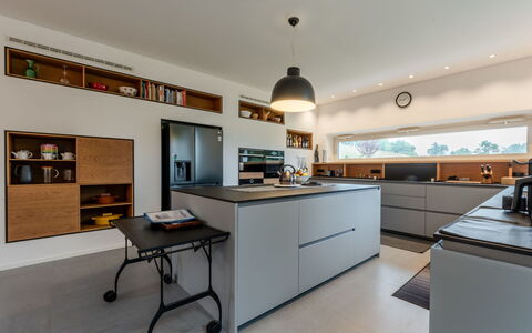 Cuadrat: Mobilia, Controsoffitto, Cucina, Interior Design, Elettrodomestico Da Cucina, Cabinetry, Pavimentazione, Pavimento, Lampada, Elettrodomestico