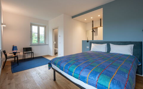 Cuadrat: Interior Design, Mobilia, Camera Da Letto, Parete, Letto, Pavimentazione, Soffitto, Pavimento, Legna, Lenzuolo