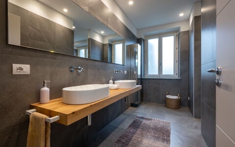 Cuadrat: Bagno, Idraulico Fixture, Pavimentazione, Lavello, Interior Design, Lavandino Del Bagno, Specchio, Pavimento, Rubinetto, Controsoffitto