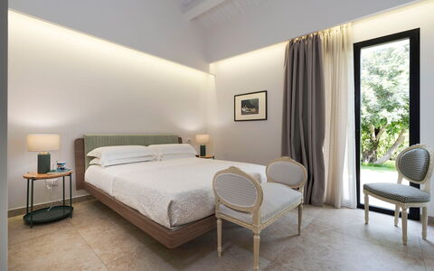 Villa Netina: Interior Design, Letto, Camera Da Letto, Mobilia, Pavimentazione, Pavimento, Soffitto, Bedding, Lenzuolo, Illuminazione