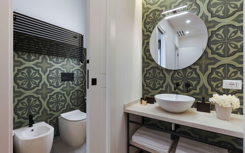 Villa Netina: Bagno, Interior Design, Idraulico Fixture, Parete, Pavimentazione, Lavandino Del Bagno, Pavimento, Gabinetto, Toilet Seat, Lavello