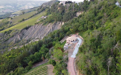 La Casa nel Bosco: Collina, Highland, Paesaggio, Hill Station, Terreno, Area Rurale, Pendenza, Chaparral, Fenomeno Geologico, Valle