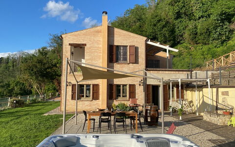 La Casa nel Bosco: Casa, Casa, Tetto, Villetta, Shade, Portico, Estate, Sedia, Balcone, Cortile