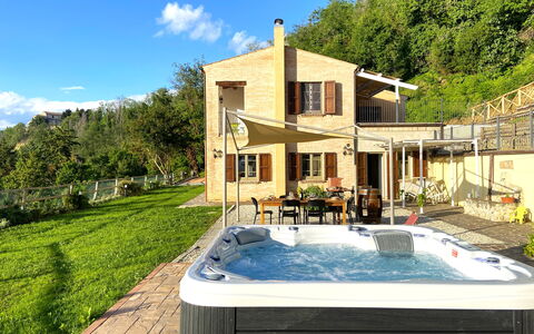 La Casa nel Bosco: Piscina, Ricorrere, Eco Hotel, Vaso Di Fiori, Mobili Da Esterno, Ombrello, Pianta Della Casa, Hotel, Sedia, Cortile