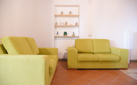 La Casa nel Bosco: Mobilia, Divano, Pavimentazione, Pavimento, Giallo, Interior Design, Soggiorno, Camera, Casa