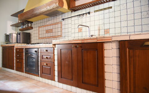 La Casa nel Bosco: Pavimentazione, Legna, Cucina, Cabinetry, Controsoffitto, Pavimento, Interior Design, Marrone, Color Legno, Lavandino Della Cucina