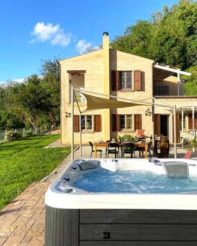 La Casa nel Bosco: Piscina, Ricorrere, Eco Hotel, Vaso Di Fiori, Mobili Da Esterno, Ombrello, Pianta Della Casa, Hotel, Sedia, Cortile