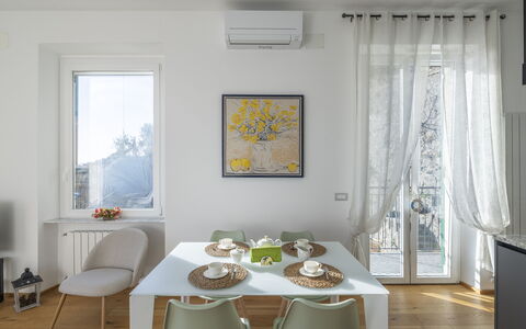 La Casa di Martina, Amazing Seaview: Mobilia, Interior Design, Pavimentazione, Tavolo, Sala Da Pranzo, Sedia, Pavimento, Legna, Cucina & Sala Da Pranzo Tavolo, Camera