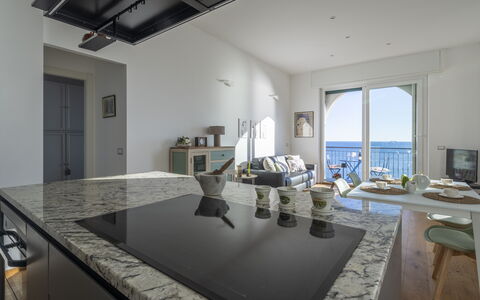 La Casa di Martina, Amazing Seaview: Mare, Cucina, Costiera E Morfologie Oceanic, Costa, Oceano, Controsoffitto, Sedia, Baia, Cabinetry