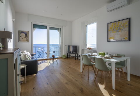 La Casa di Martina, Orizzonte Mare: Mobilia, Pavimentazione, Pavimento, Legna, Interior Design, Tavolo, Sedia, Cucina & Sala Da Pranzo Tavolo, Mare, Pavimento In Legno