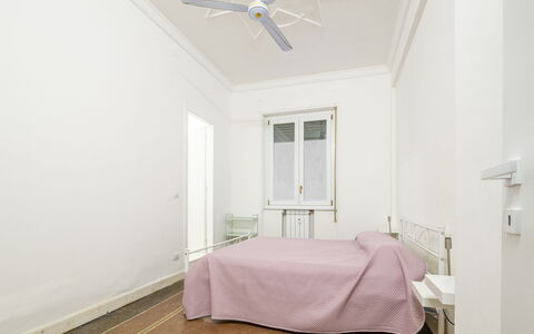 La Casa di Bruno, Terrace, in the Heart of Genova: Parete, Pavimento, Pavimentazione, Interior Design, Soffitto, Camera Da Letto, Mobilia, Letto, Camera, Lenzuolo