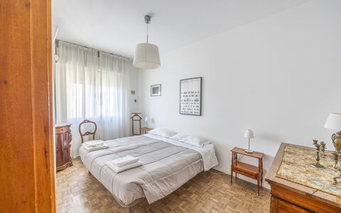 Mestrina Apartment: Letto, Pavimento, Camera Da Letto, Pavimentazione, Interior Design, Lenzuolo, Camera, Appartamento, Telaio Del Letto, Bedding