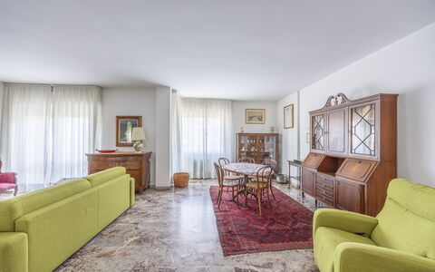 Mestrina Apartment: Pavimentazione, Interior Design, Pavimento, Mobilia, Divano, Appartamento, Camera, Soggiorno, Soffitto, Casa
