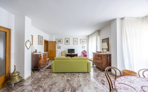 Mestrina Apartment: Pavimentazione, Pavimento, Interior Design, Soffitto, Camera, Casa, Mobilia, Appartamento, Soggiorno, Tappeto