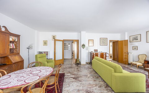 Mestrina Apartment: Interior Design, Pavimentazione, Pavimento, Mobilia, Soffitto, Camera, Divano, Illuminazione, Appartamento, Soggiorno