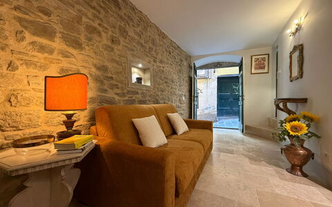 Casa Amandoli: Parete, Pavimentazione, Interior Design, Mobilia, Soffitto, Pavimento, Illuminazione, Divano, Camera, Soggiorno