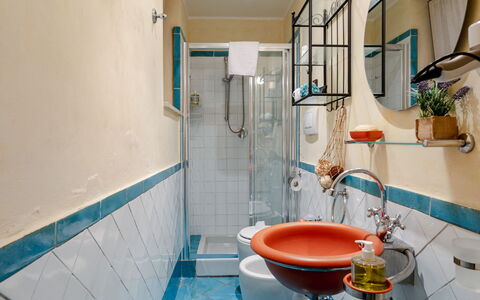 Suite la Torre: Idraulico Fixture, Bagno, Interior Design, Lavandino Del Bagno, Pavimentazione, Lavello, Pavimento, Rubinetto, Idraulico, Gabinetto