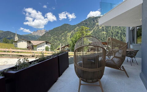 Domus Canazei: Catena Montuosa, Valle, Sedia, Balcone, Alpi, Cresta, Mobili Da Esterno, Eco Hotel, Paesino Di Montagna