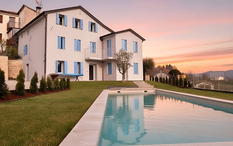 Villa Dolce Bacio, Pool and Spa, Valdobbiadene: Blu, Piscina, Casa, Zona Residenziale, Casa, Estate, Villa, Balcone, Tempo Libero, Prato