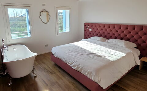 Villa Dolce Bacio, Pool and Spa, Valdobbiadene: Mobilia, Legna, Pavimento, Interior Design, Letto, Pavimentazione, Camera Da Letto, Lenzuolo, Bedding, Illuminazione