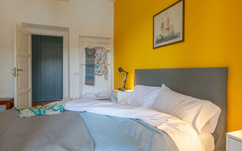 Villa Fior di Roccia: Mobilia, Letto, Camera Da Letto, Interior Design, Bedding, Lenzuolo, Giallo, Biancheria, Pavimento, Pavimentazione