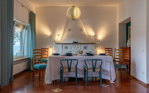 Villa Fior di Roccia: Mobilia, Interior Design, Pavimentazione, Soffitto, Pavimento, Tavolo, Illuminazione, Camera, Sedia, Sala Da Pranzo