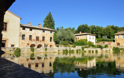 Il Gallinaio, Vivo D'Orcia: Acqua, Corpo D'Acqua, Risorse Idriche, Alveo, Casa, Waterway, Architettura, Banca, Insediamento Umano, Riflessione
