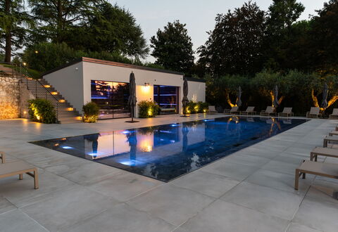 Villa Bocchi: Piscina, Giochi D'Acqua, Giardino, Materiale Composito, Cortile, Vaso Di Fiori, Shade, Ricorrere, Landscaping, Terrazza