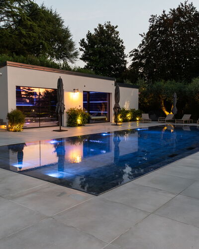 Villa Bocchi: Piscina, Giochi D'Acqua, Giardino, Materiale Composito, Cortile, Vaso Di Fiori, Shade, Ricorrere, Landscaping, Terrazza
