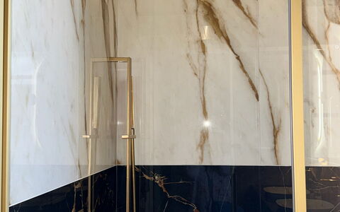 Villa Elisa: Pavimentazione, Piastrella, Pavimento, Idraulico Fixture, Lampada, Idraulico, Specchio, Marmo, Bagno