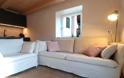 Casa Tomà Mountain View Cortina: Mobilia, Divano, Pavimentazione, Interior Design, Pavimento, Legna, Soggiorno, Pavimento In Legno, Cuscino, Casa