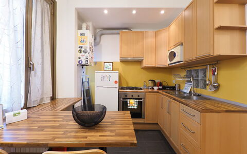 Suite Meda: Elettrodomestico Da Cucina, Mobilia, Cucina, Controsoffitto, Cabinetry, Apparecchio Major, Interior Design, Pavimentazione, Legna, Elettrodomestico