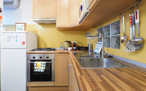 Suite Meda: Elettrodomestico Da Cucina, Cucina, Apparecchio Major, Controsoffitto, Legna, Pavimentazione, Cucina Stufa, Elettrodomestico, Interior Design, Cabinetry