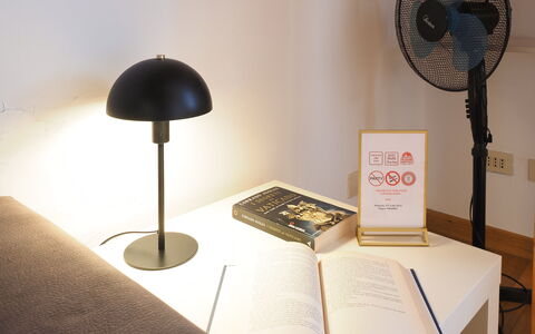 Suite Meda: Mobilia, Illuminazione, Paralume, Interior Design, Lampada, Lampada, Tavolo, Scrivania, Sedia, Soggiorno