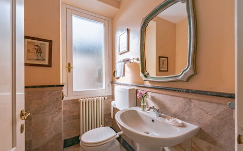 Besanina: Parete, Interior Design, Idraulico Fixture, Pavimentazione, Pavimento, Rubinetto, Lavandino Del Bagno, Bagno, Specchio, Lavello