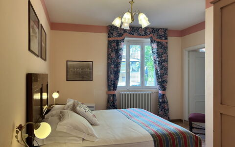 Besanina: Mobilia, Interior Design, Legna, Camera, Tessile, Camera Da Letto, Illuminazione, Biancheria, Soffitto, Pavimentazione