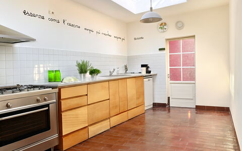 Portofino: Pavimentazione, Cucina, Interior Design, Pavimento, Legna, Cabinetry, Controsoffitto, Elettrodomestico Da Cucina, Apparecchio Major, Mobilia